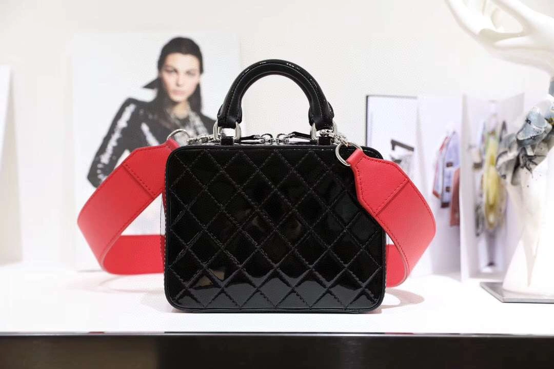 *MOMO-- Lacquer Skin， CALF SKIN ，item : M321B118C0204