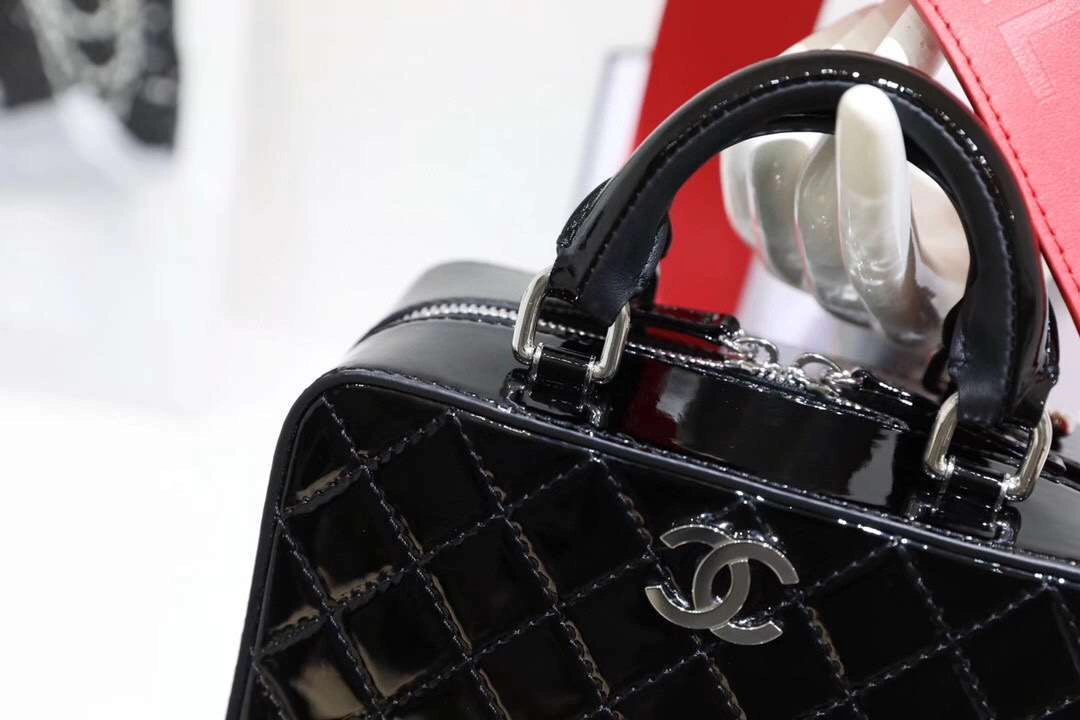 *MOMO-- Lacquer Skin， CALF SKIN ，item : M321B118C0204