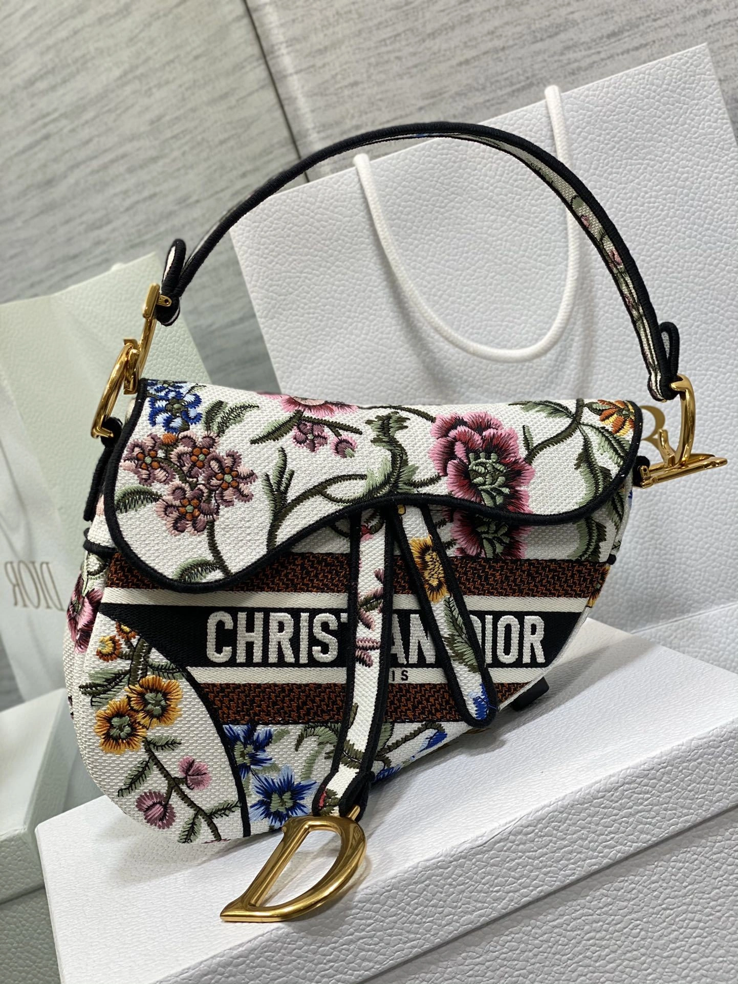 MOMO-- M0446CEAU-M933 item：C-B397G2901R