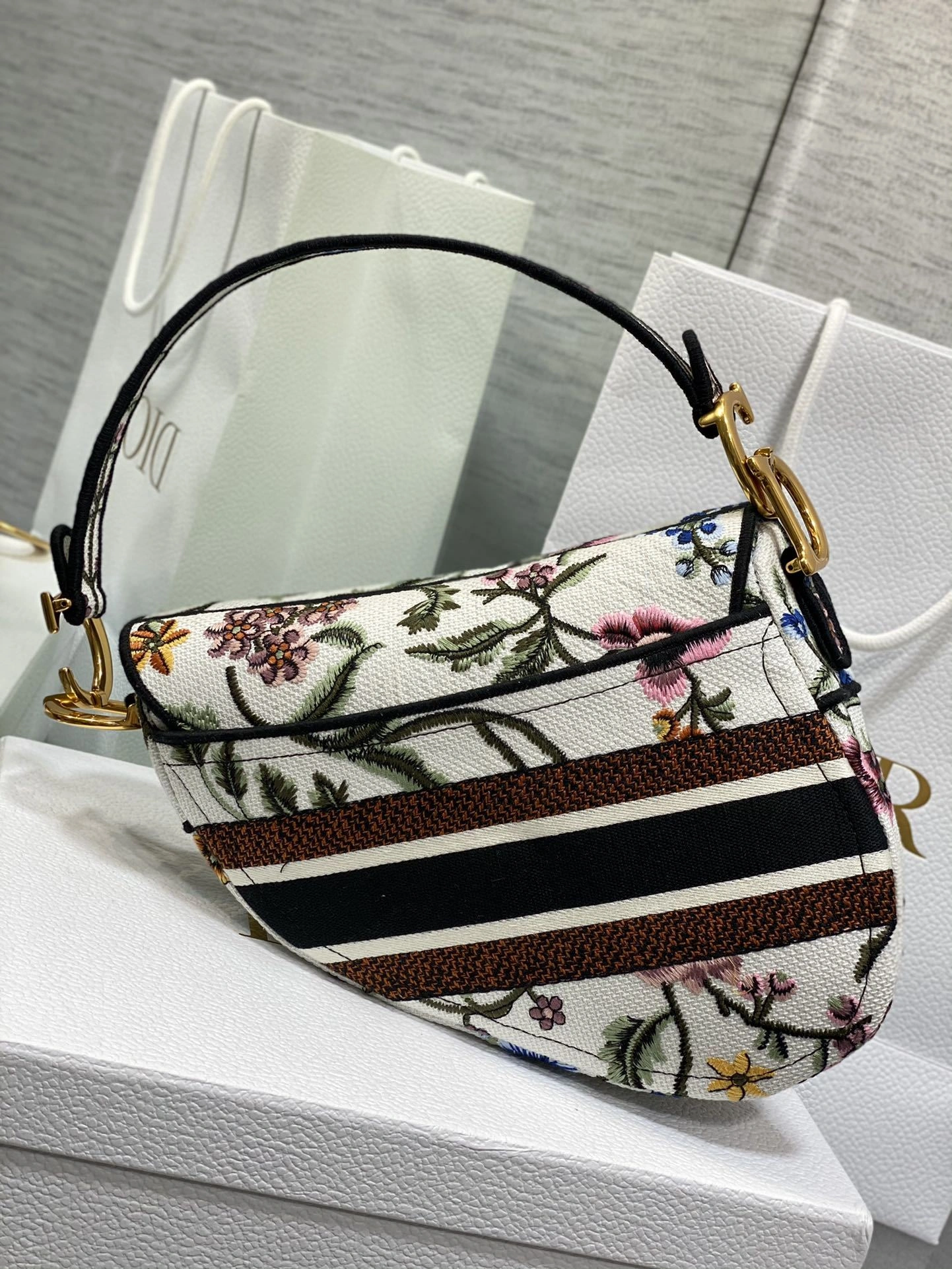 MOMO-- M0446CEAU-M933 item：C-B397G2901R