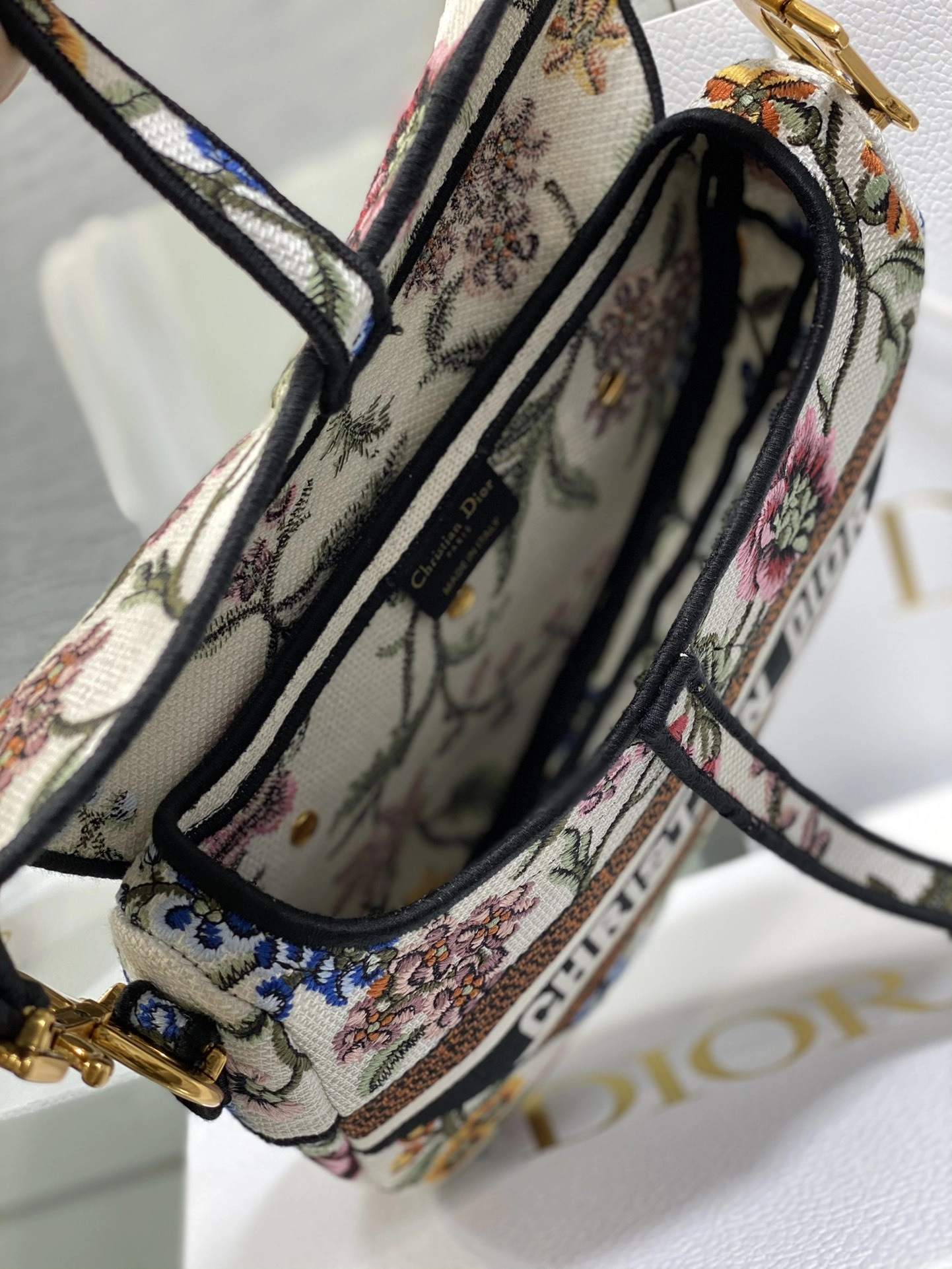 MOMO-- M0446CEAU-M933 item：C-B397G2901R