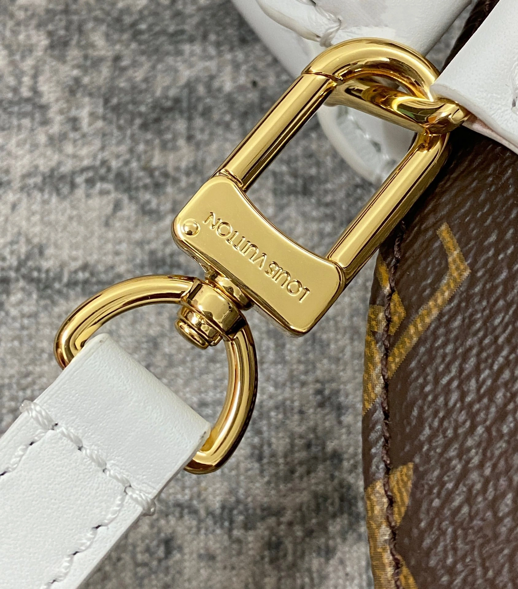 MOMO-- M20752 item：C-B808E3112R
