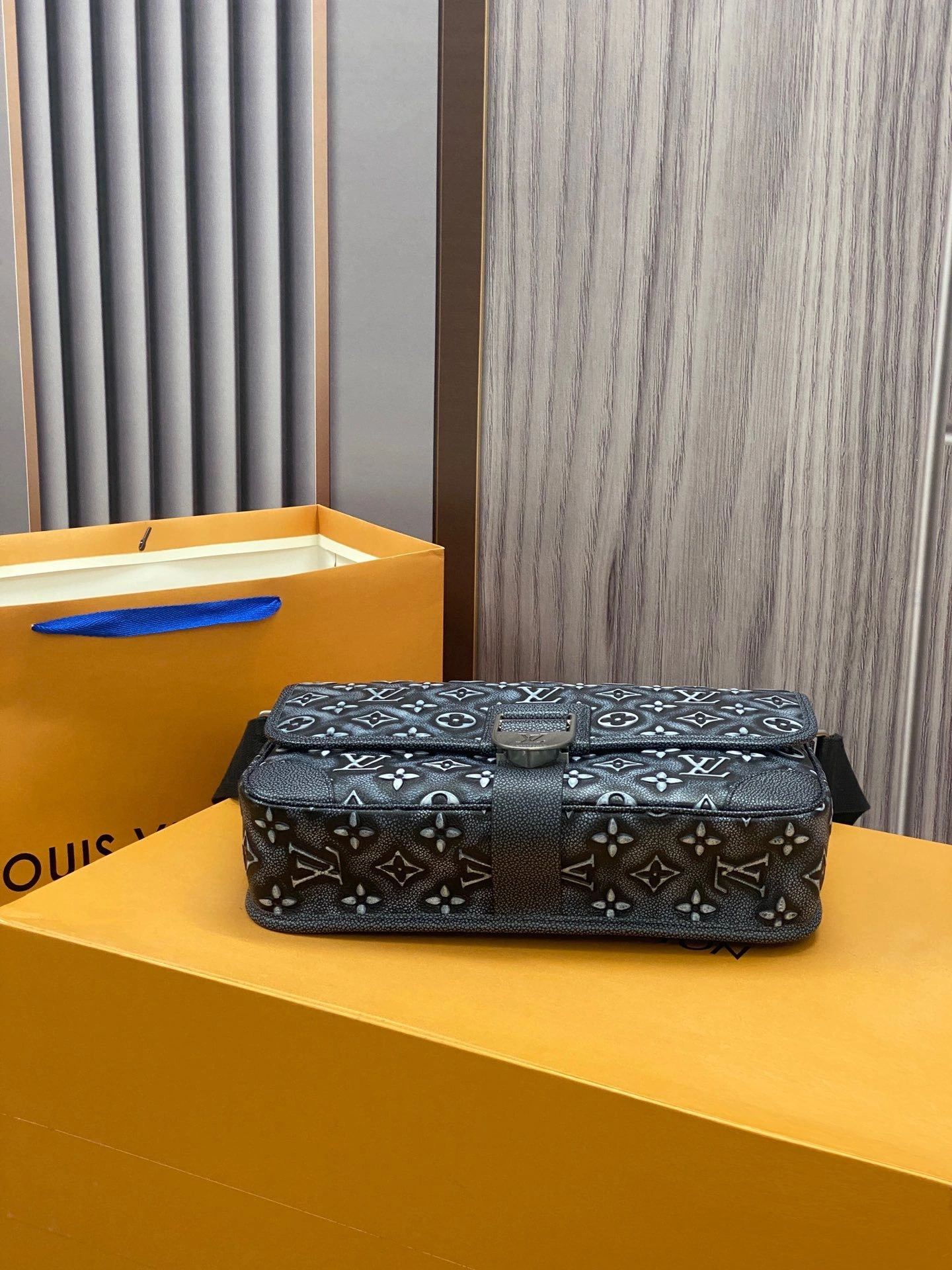 MOMO-- M21358 item：C-B808E3116R