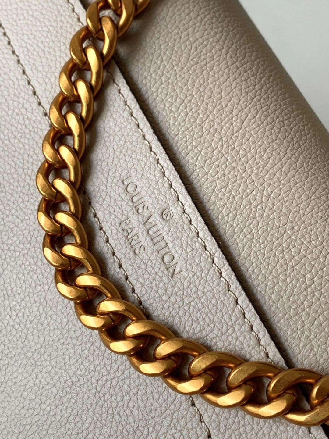 *MOMO-- M57072 cowhide item : A-B00G3021
