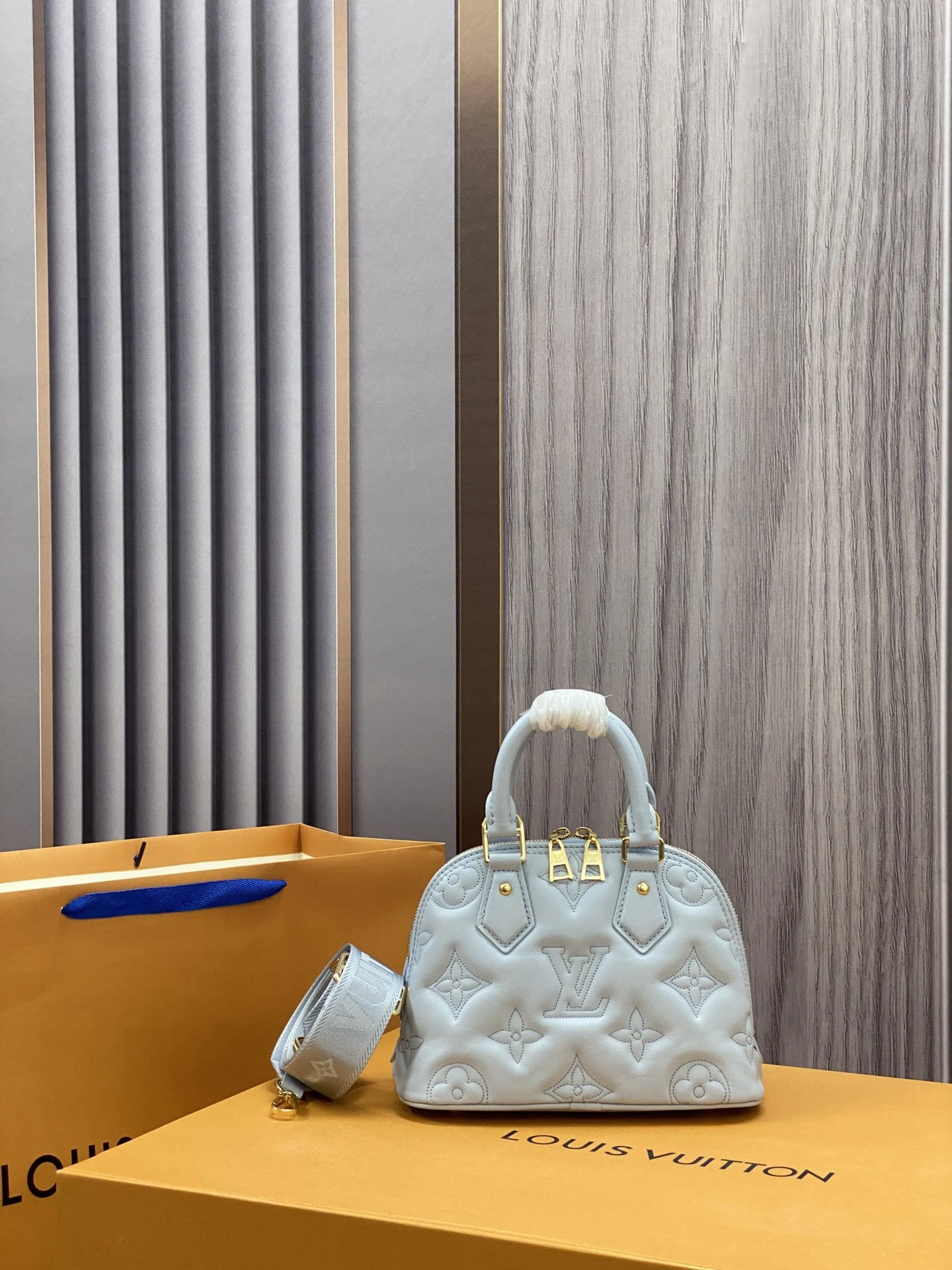 MOMO-- M59822 item：C-B808E3118R
