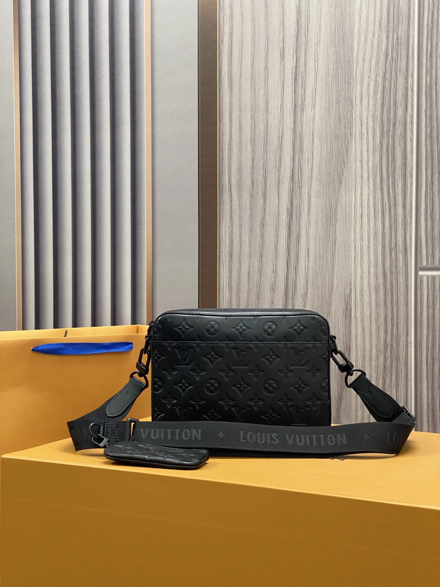 MOMO-- M69827 item：C-B808E3114R