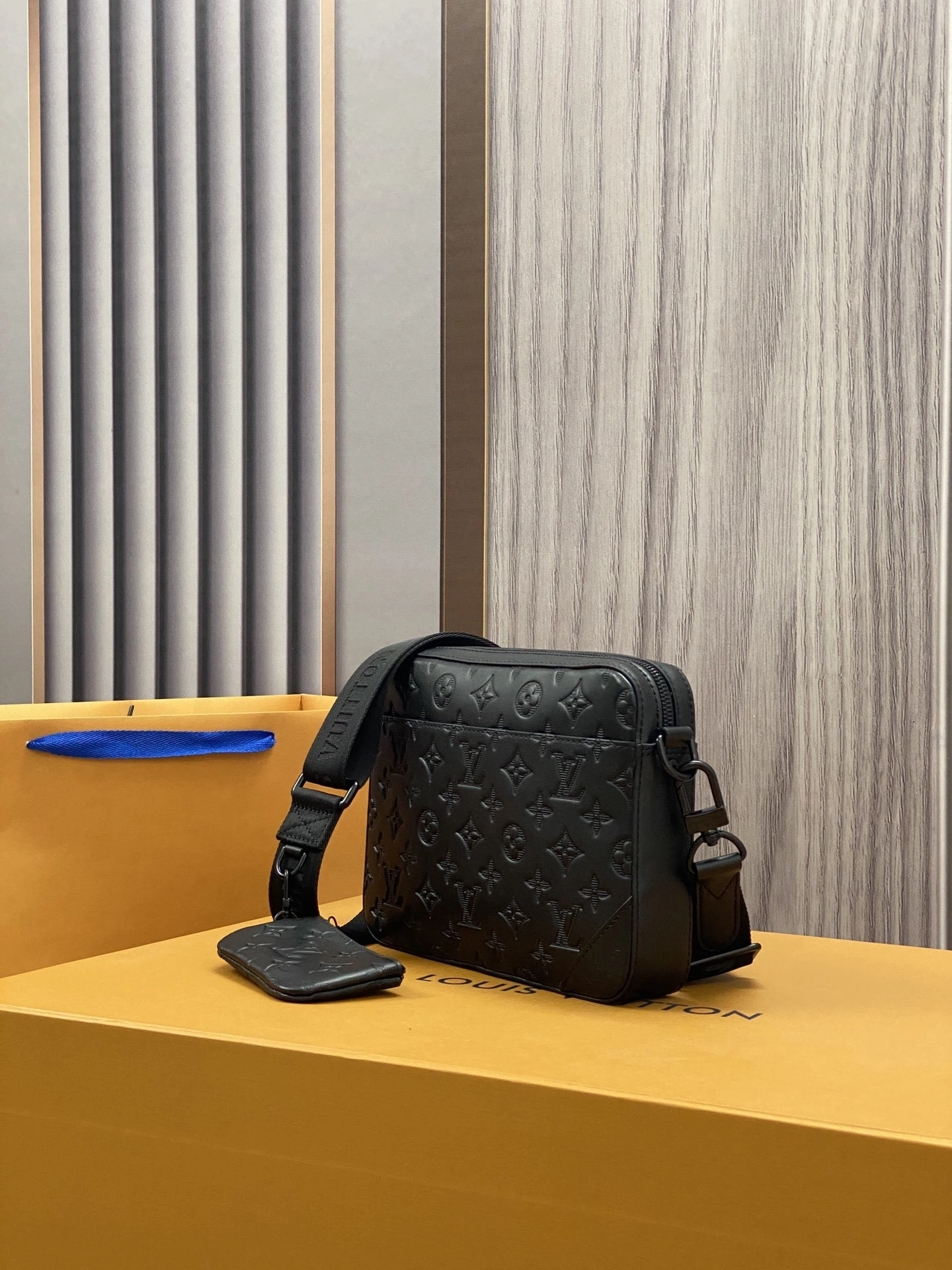MOMO-- M69827 item：C-B808E3114R