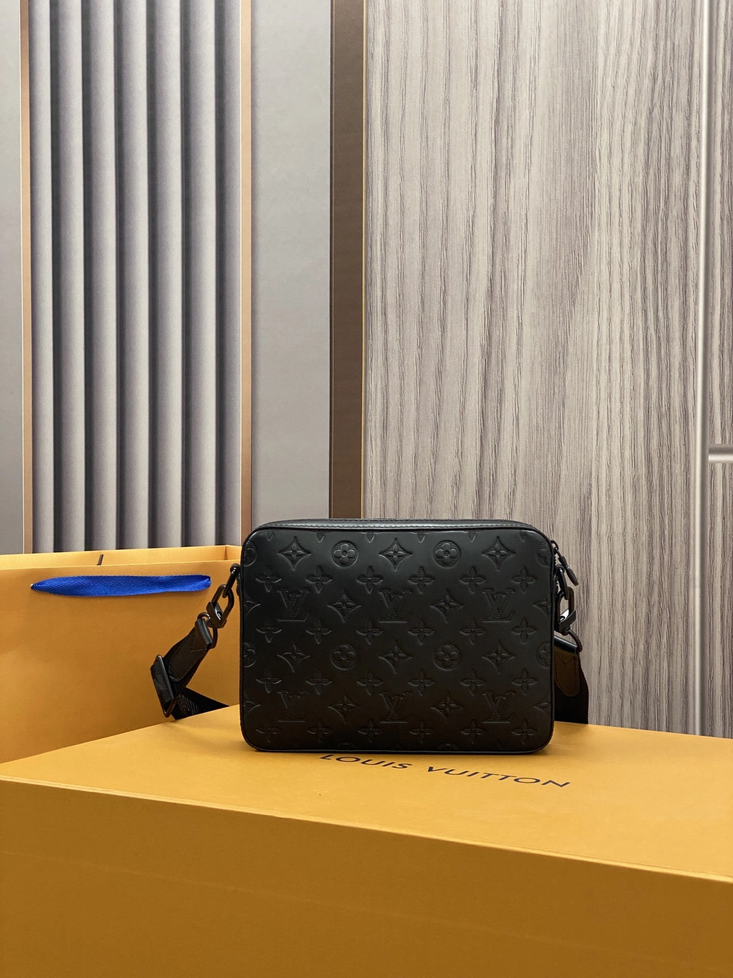 MOMO-- M69827 item：C-B808E3114R