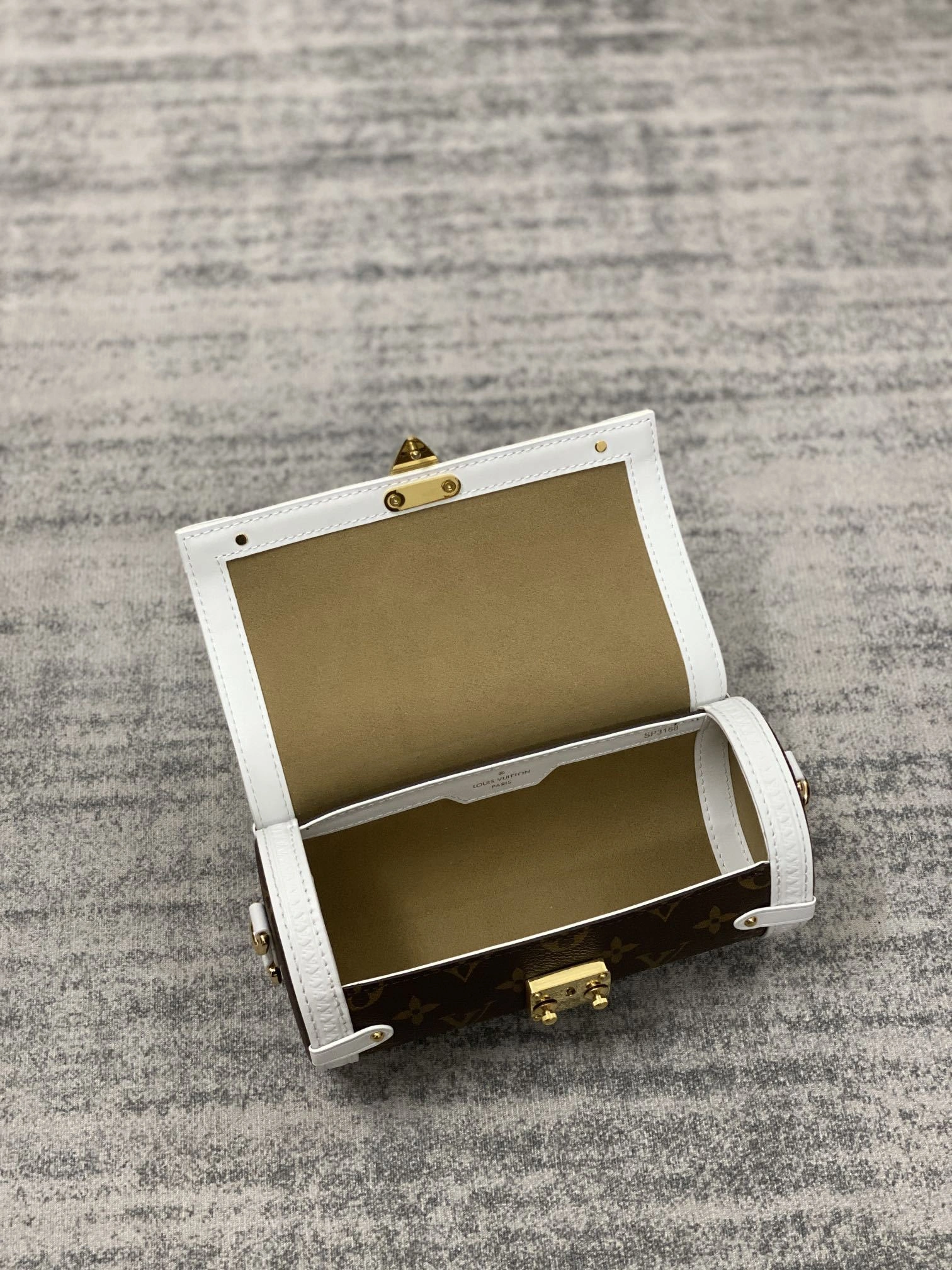 MOMO-- M81485 item：C-B808E3115R