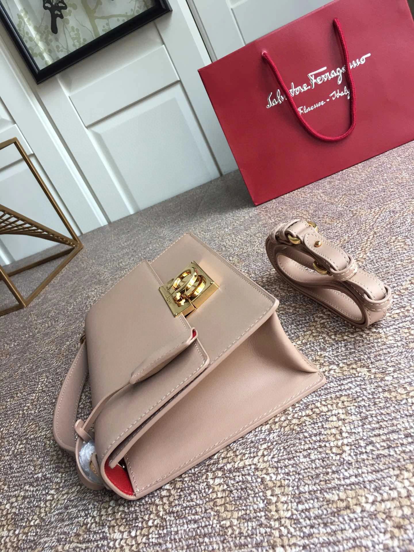MOMO---Medium Cowhide Gancio high quality version item : 183B12K2541-3