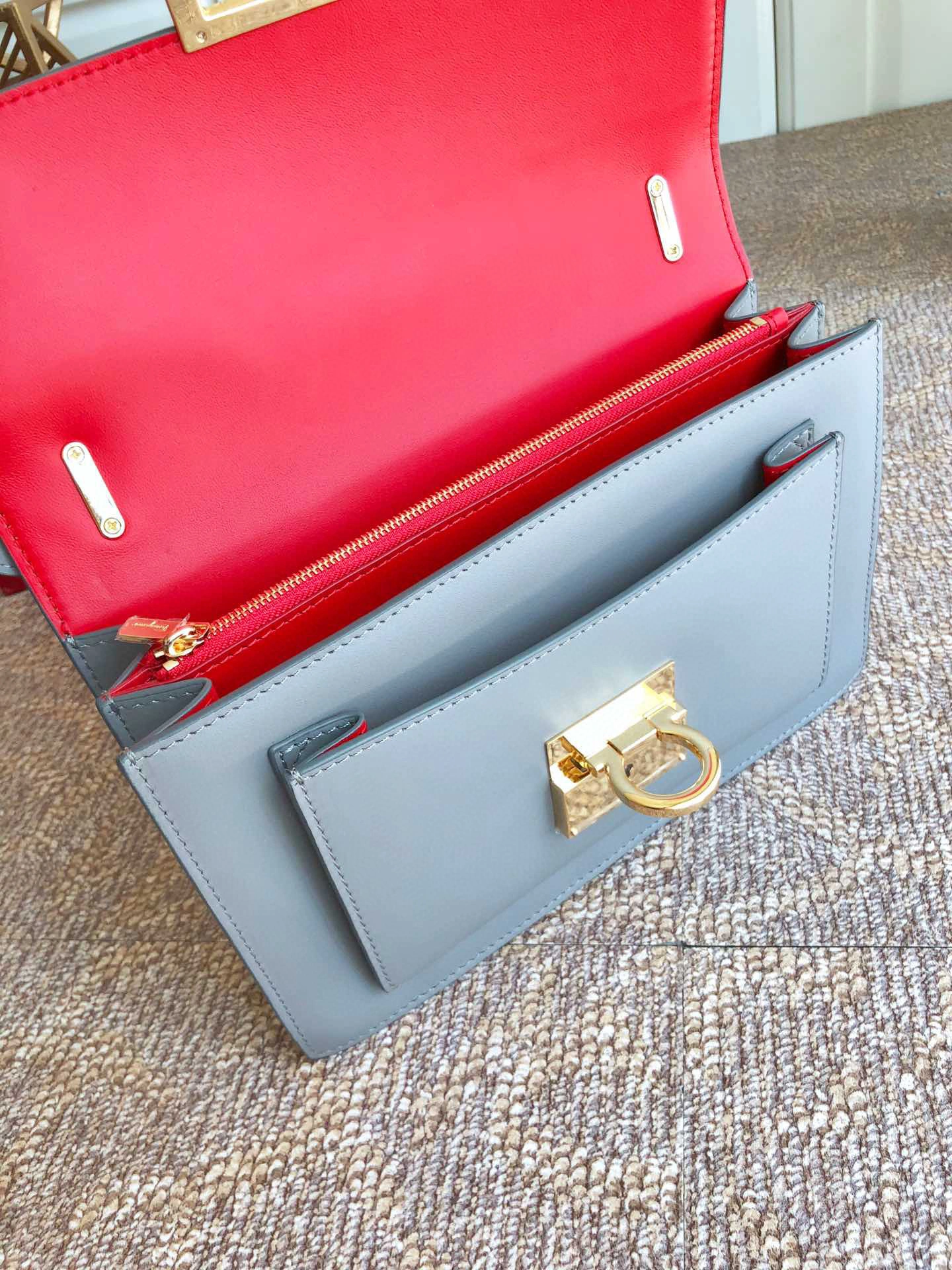 MOMO---Medium Cowhide Gancio high quality version item : 202B13K2540-3