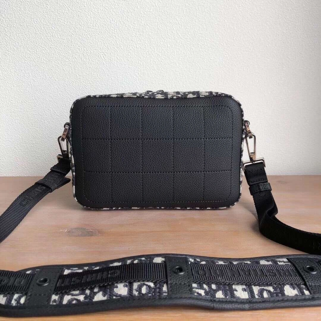 MOMO---Oblique Calfskin item :063B56E2031