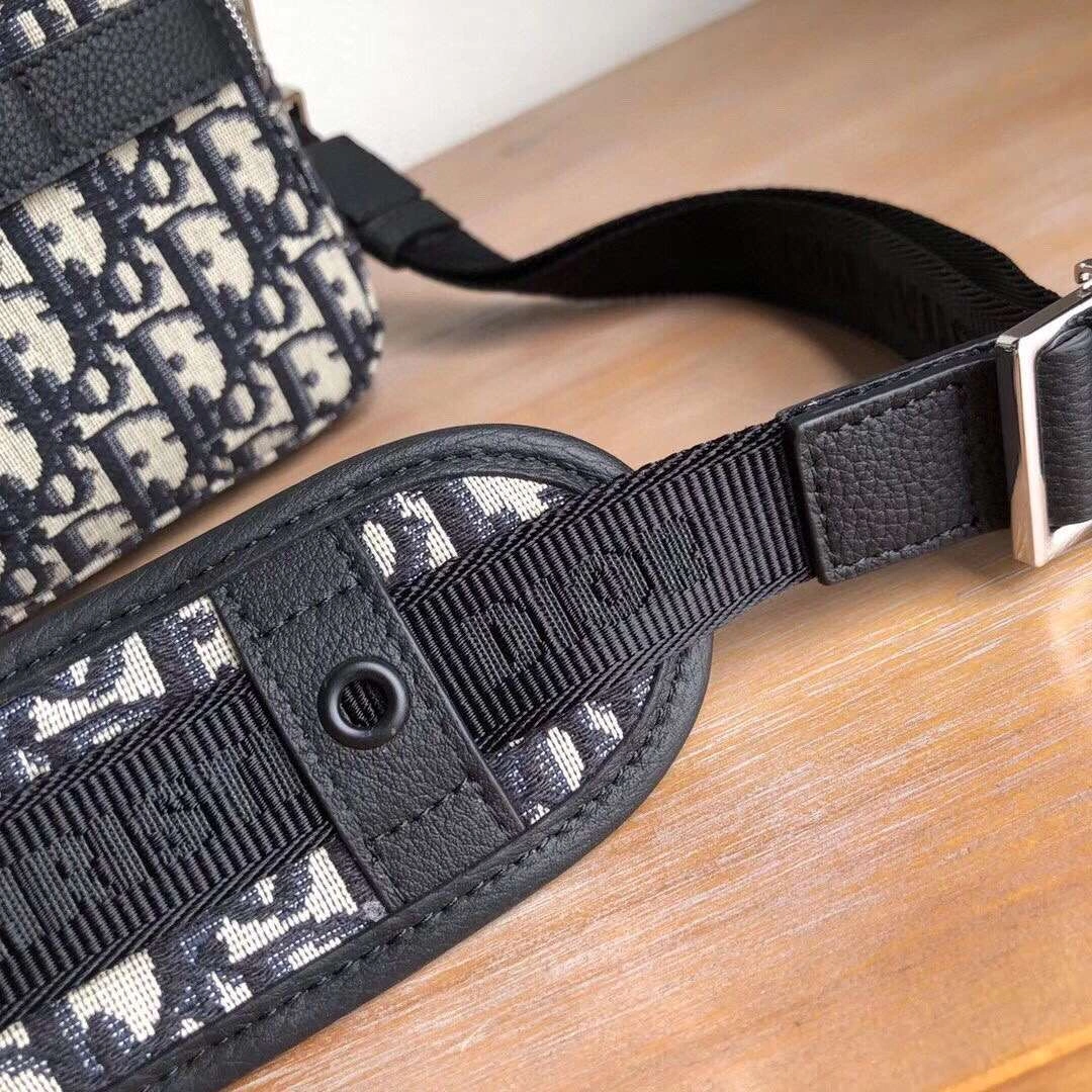 MOMO---Oblique Calfskin item :063B56E2031