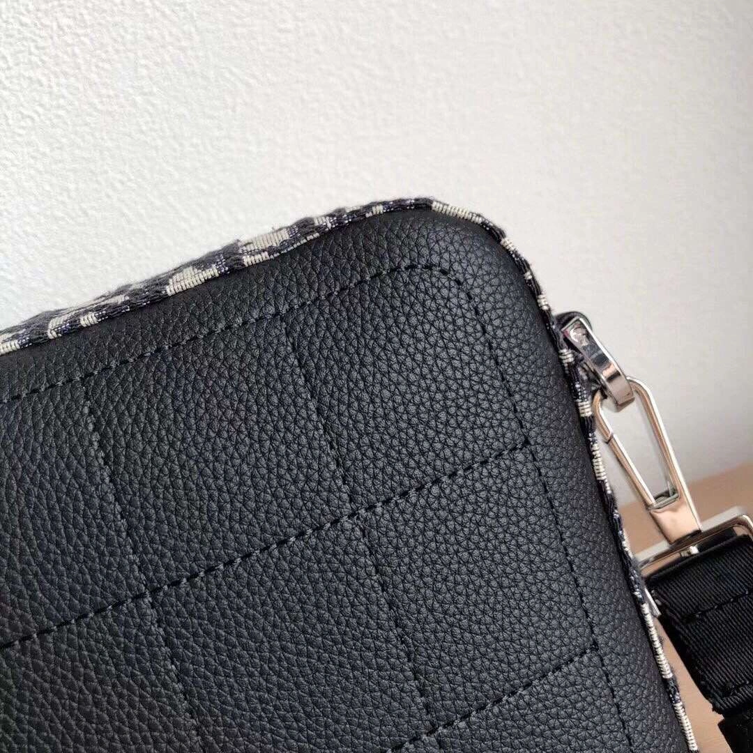 MOMO---Oblique Calfskin item :063B56E2031