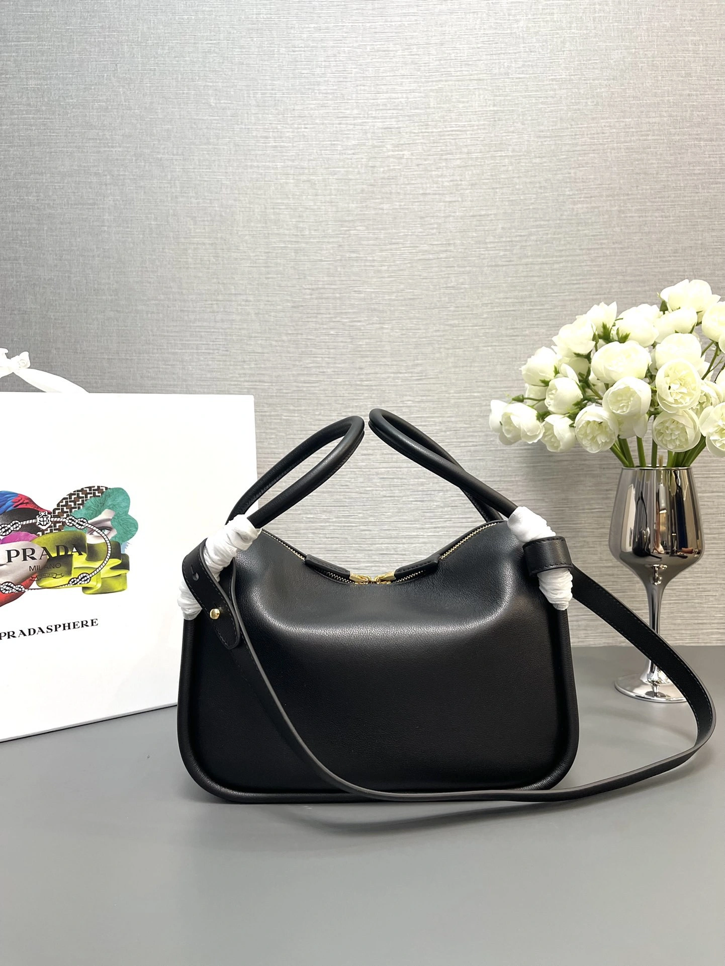 MOMO-- Pr141 1BA451_2CYS_F0002_V_OVO 1BA451_2CYS_F0002 Calfskin item:D-B063G2075