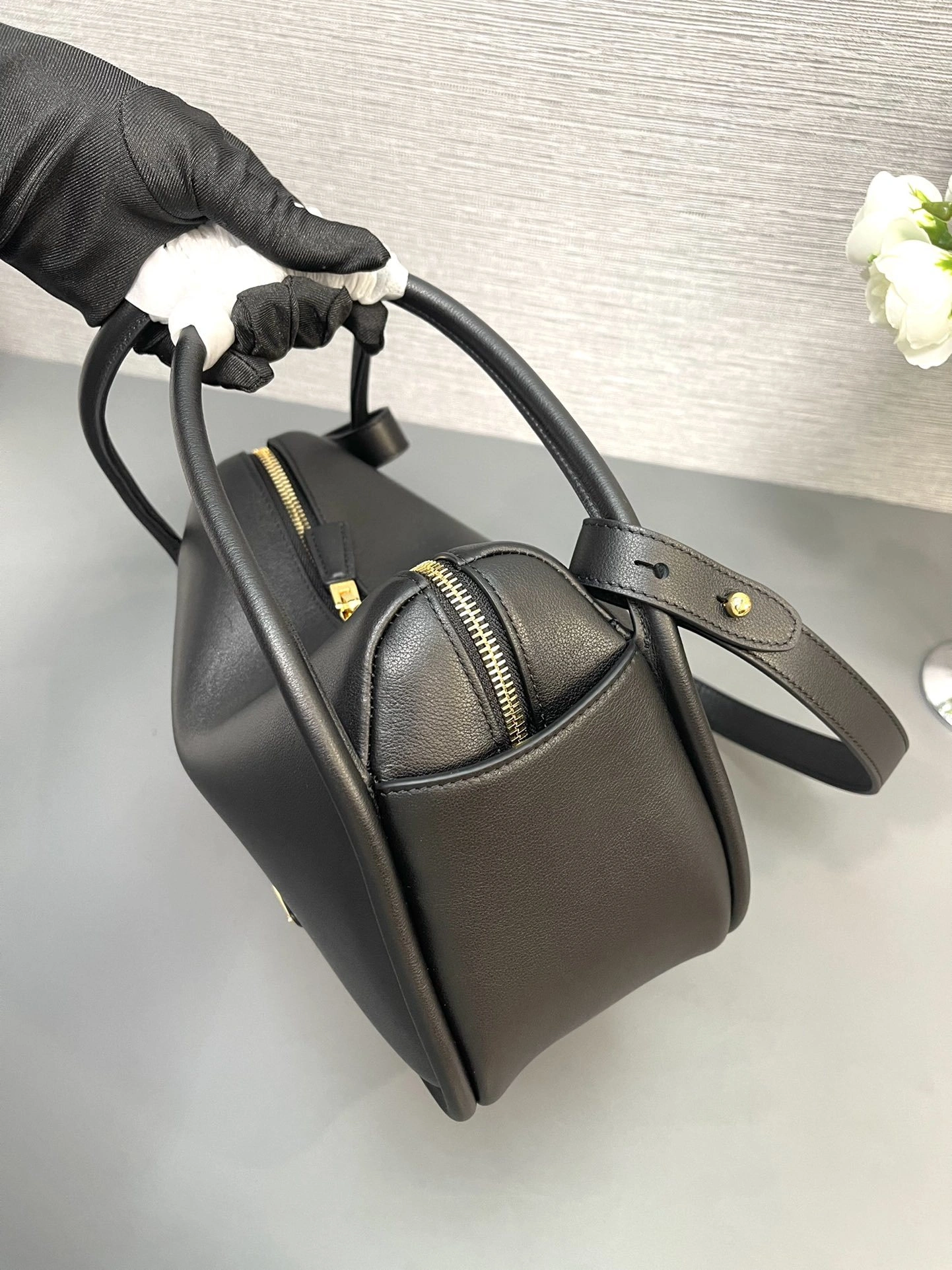 MOMO-- Pr141 1BA451_2CYS_F0002_V_OVO 1BA451_2CYS_F0002 Calfskin item:D-B063G2075