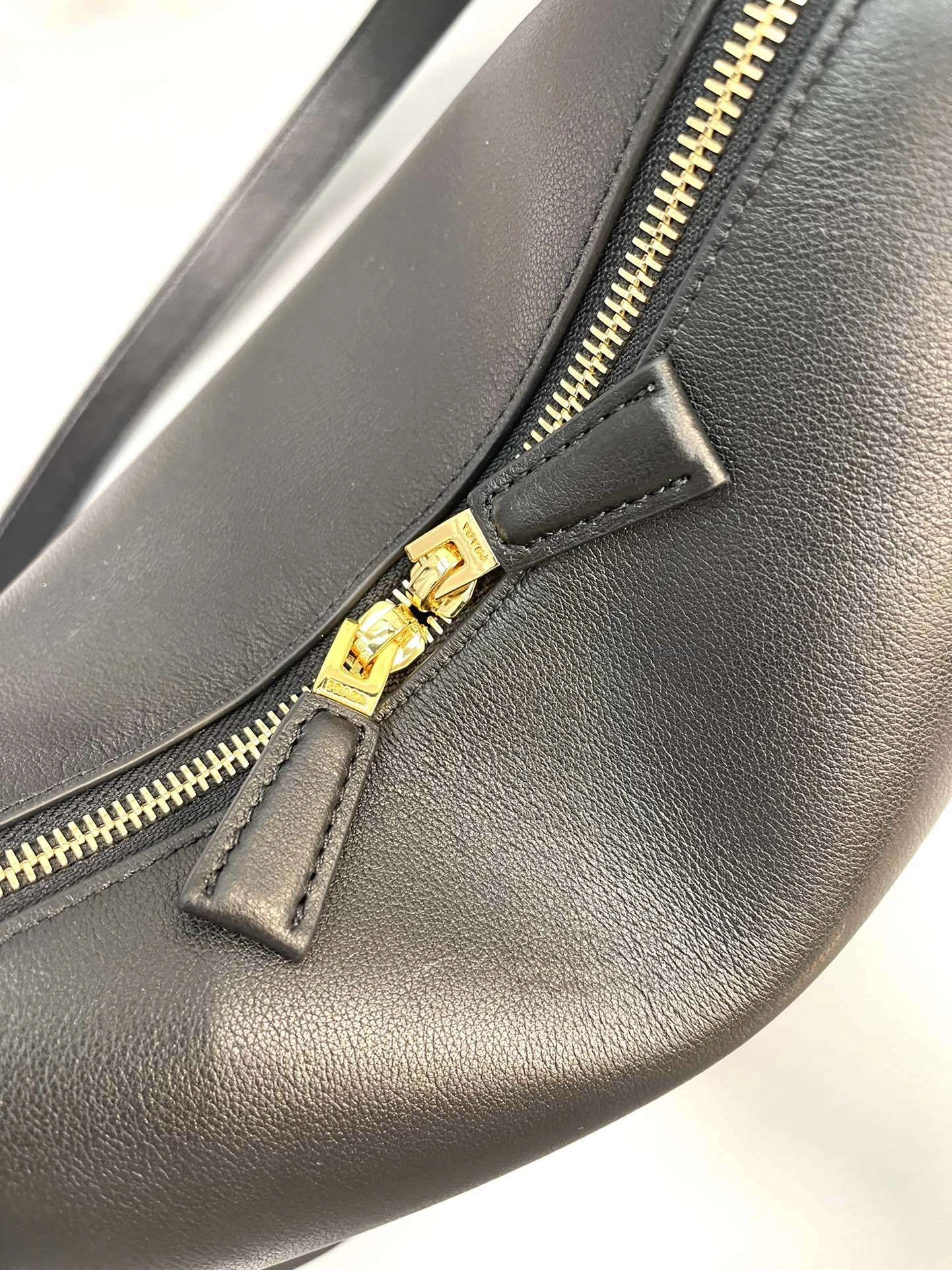 MOMO-- Pr141 1BA451_2CYS_F0002_V_OVO 1BA451_2CYS_F0002 Calfskin item:D-B063G2075