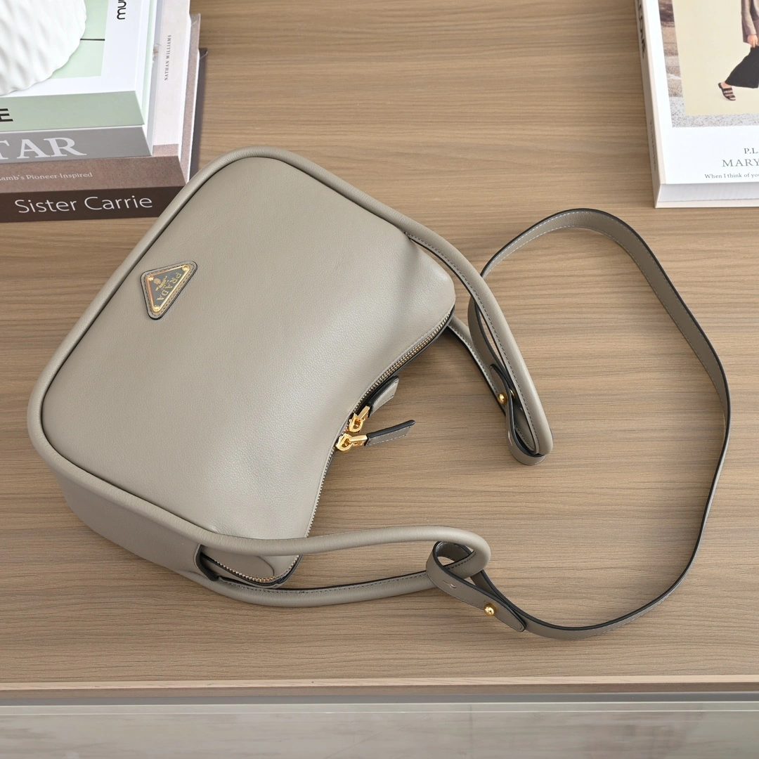 MOMO-- Pr141 1BA451_2CYS_F03AN Calfskin item:D-B564G2282