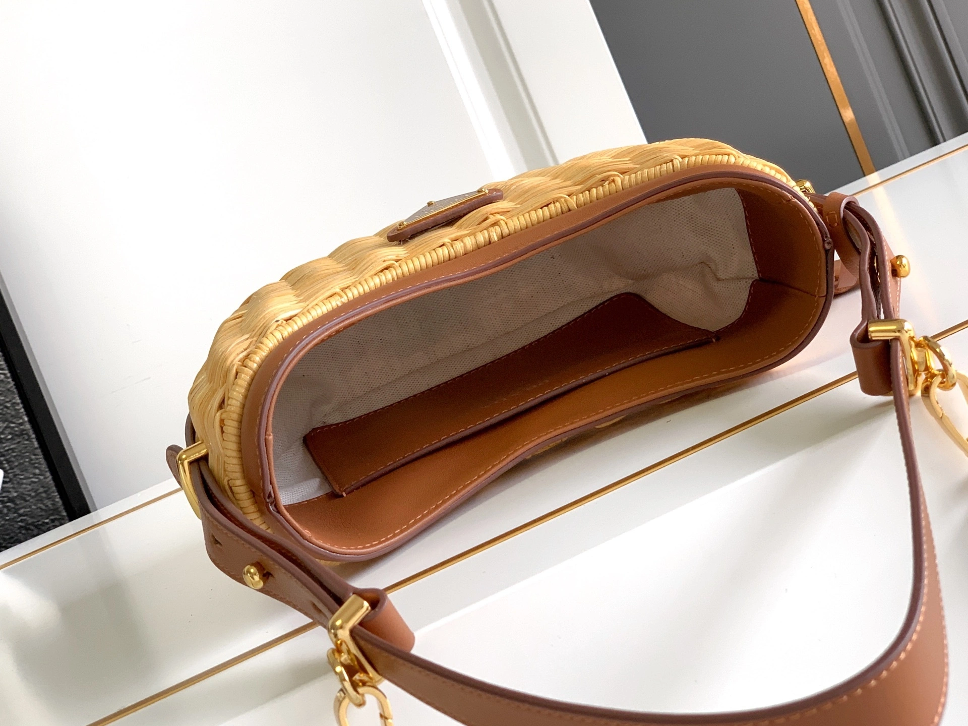 MOMO-- Pr141 1BC202_2CYF_F0018 high quality version cowhide item:E-B225K0615