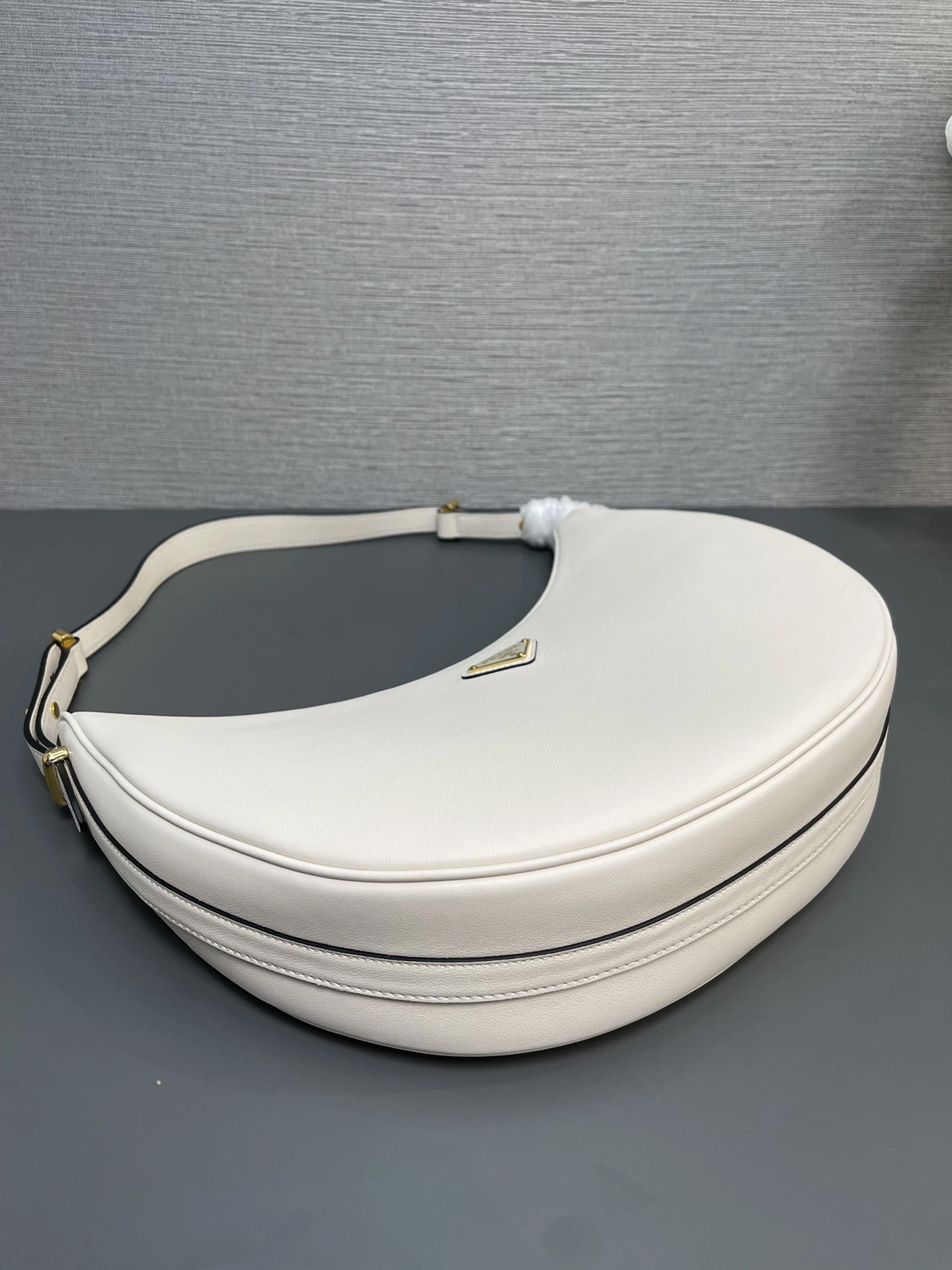 MOMO-- Pr141 1BC218_2CYS_F0PG7_V_OVO Moon high quality version item:D-B063K2237