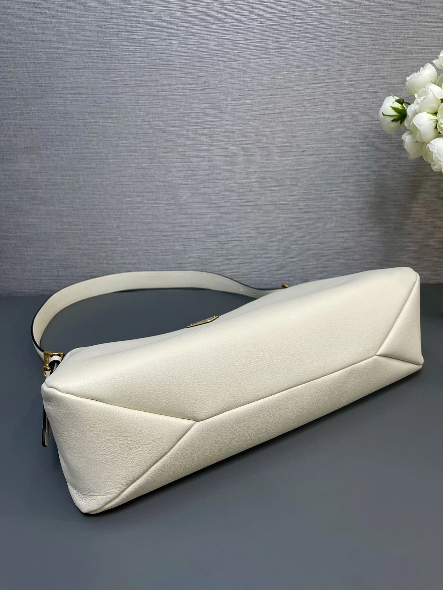 MOMO-- Pr141 1BC228_2CYS_F0PG7_V_LVM high quality version item:D-B063K1918