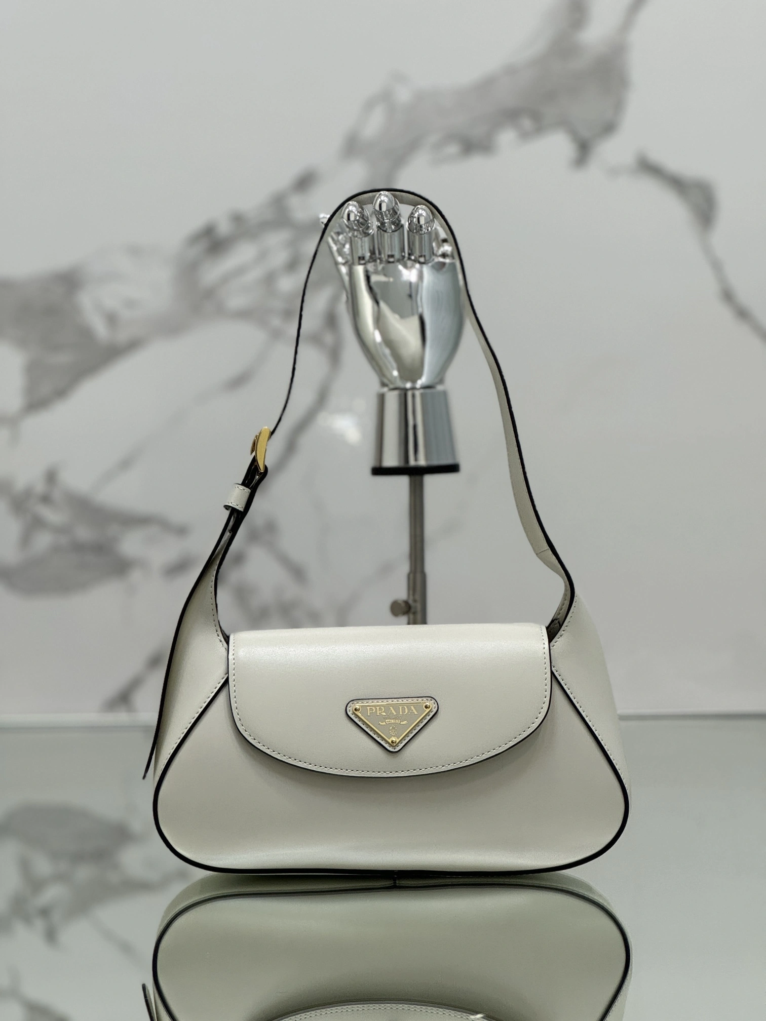 MOMO-- Pr141 1BD358_2AIX_F0PG7_V_OOO cowhide item:D-B225K1029