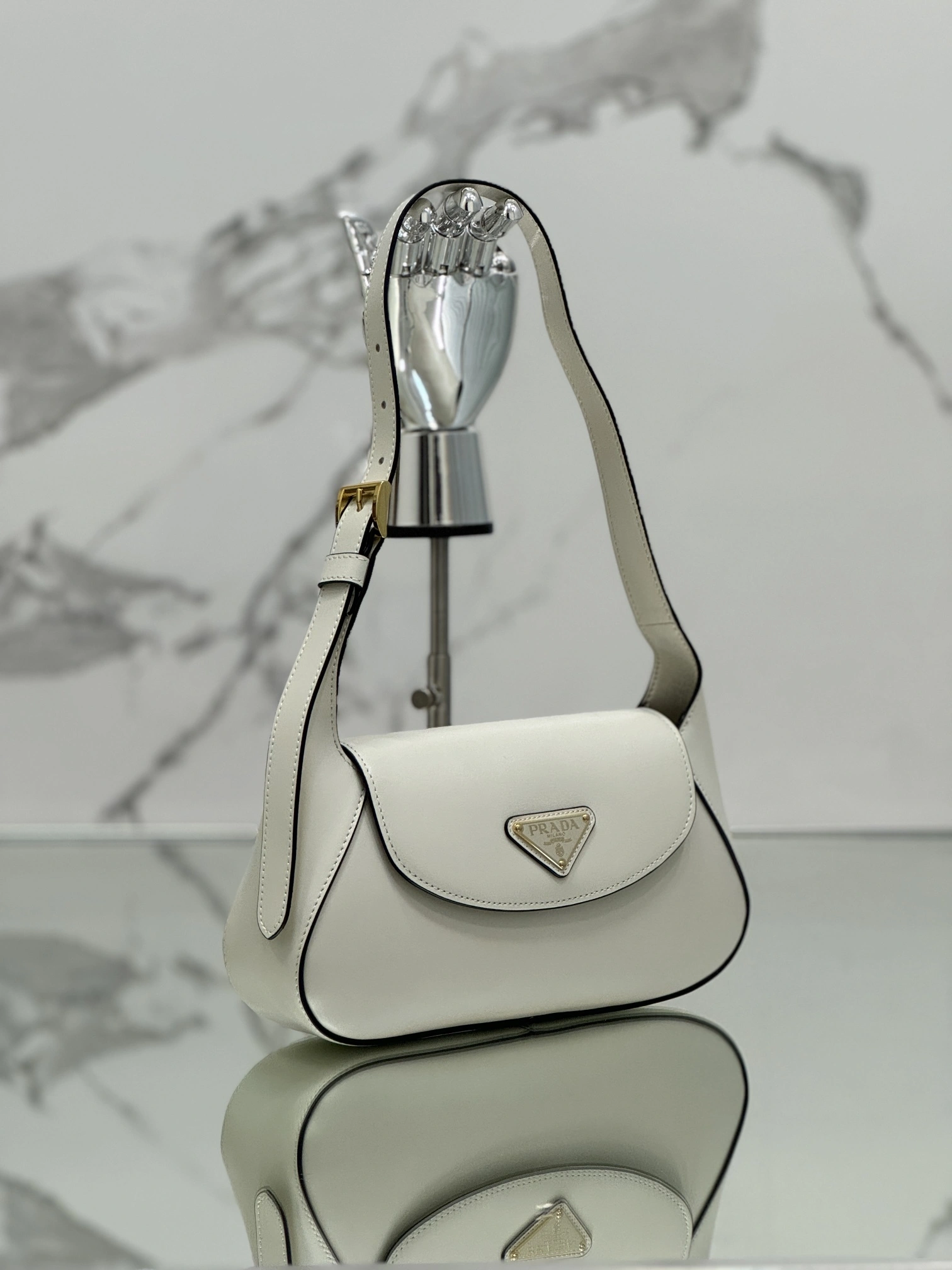 MOMO-- Pr141 1BD358_2AIX_F0PG7_V_OOO cowhide item:D-B225K1029