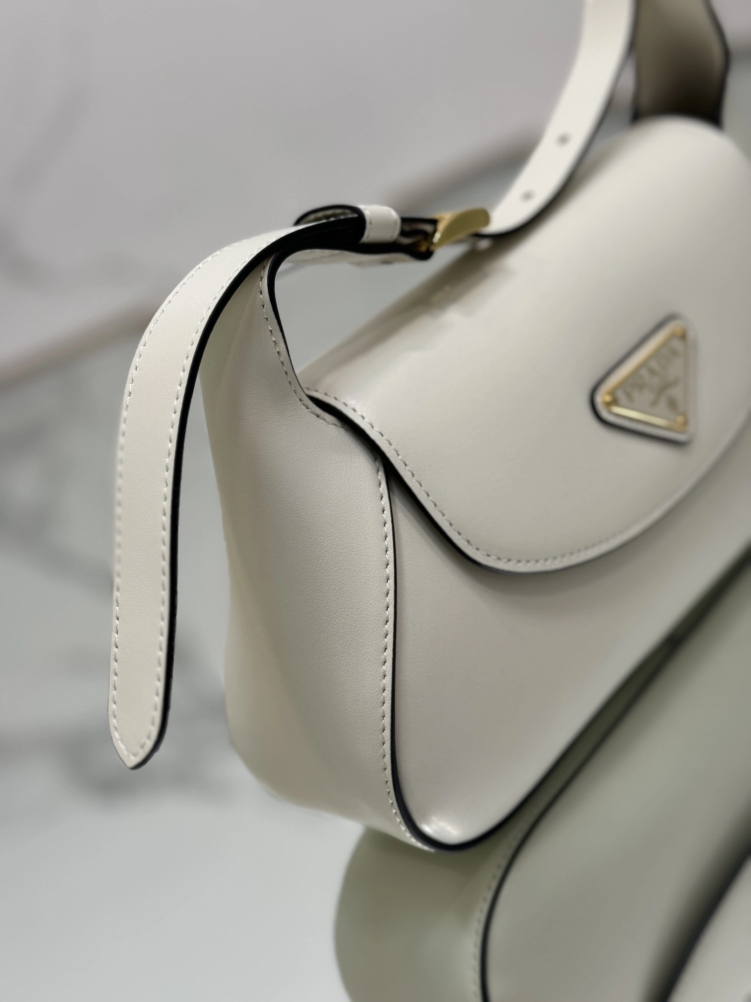 MOMO-- Pr141 1BD358_2AIX_F0PG7_V_OOO cowhide item:D-B225K1029
