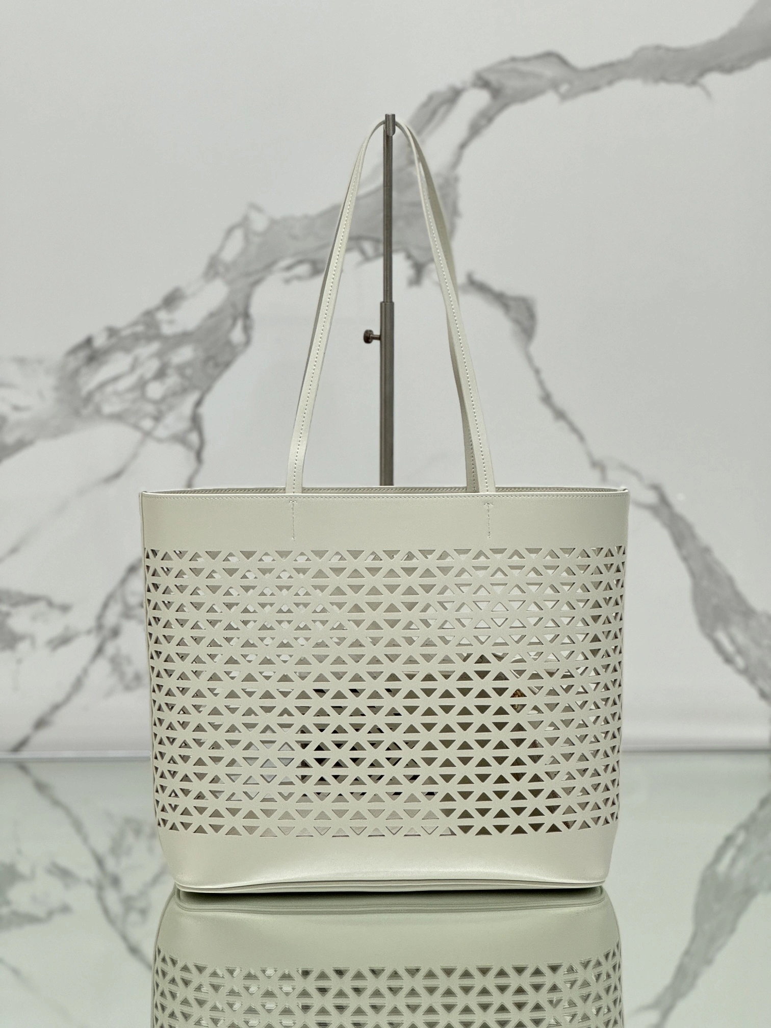 MOMO-- Pr141 1BG503_2CY4_F0009_V_OOO Calfskin item:D-B000K1002
