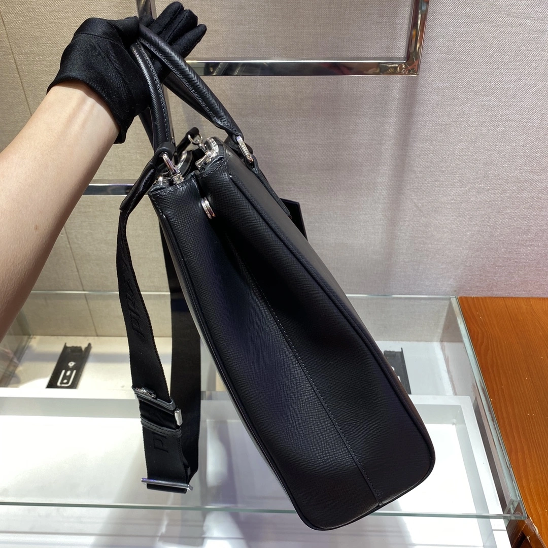 MOMO-- Pr141 2VG047-9Z2-F0002-V-OOO Calfskin item:D-B183G0390S