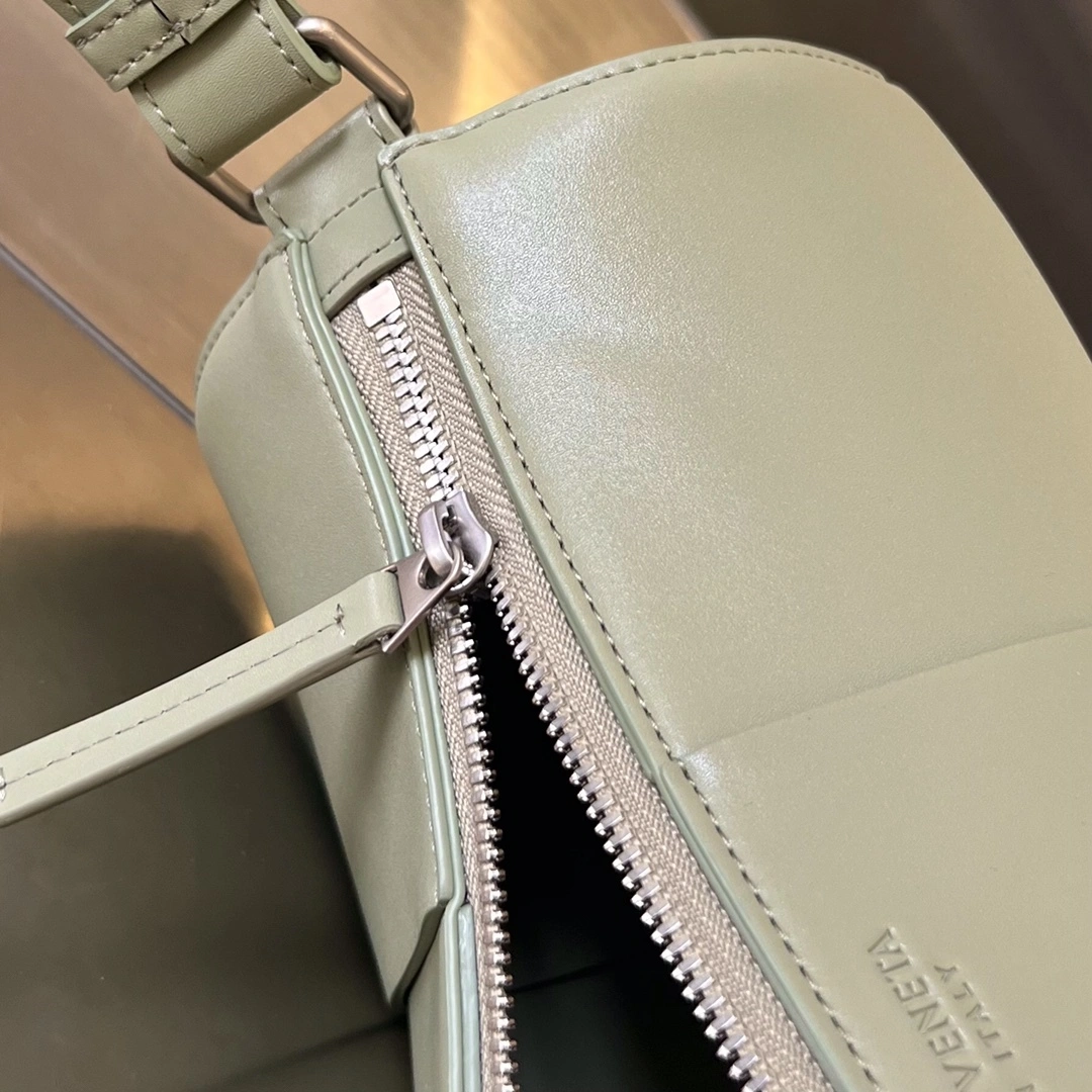 MOMO-- V595t1 741562VB1K02919 high quality version cowhide item:E-B063A0846