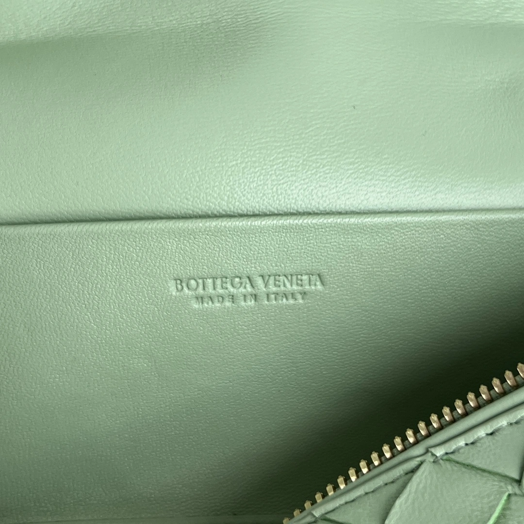 MOMO-- V595t1 789109V3IV11861 cowhide Vanity Case item:D-B063G2057