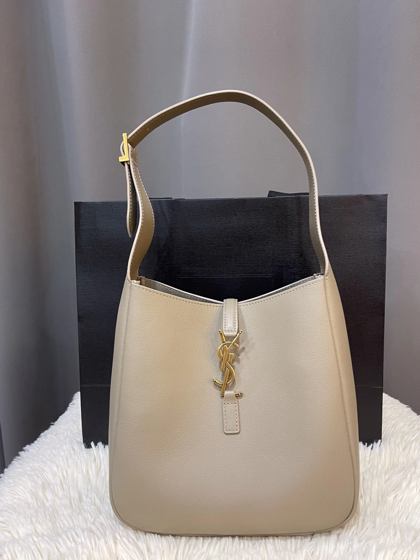 MOMO-- Yv5s 713938-AAAUQ-1722 item:D-B063G2029