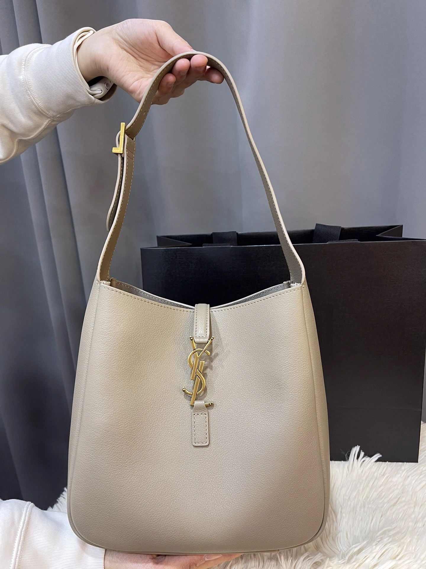 MOMO-- Yv5s 713938-AAAUQ-1722 item:D-B063G2029
