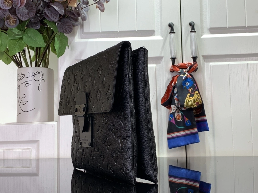 MOMO-- m82559 item:D-B063A2207V