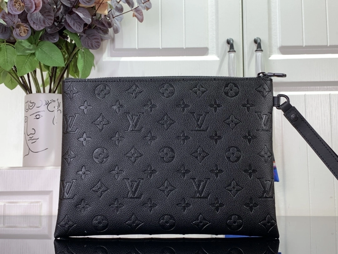 MOMO-- m82559 item:D-B063A2207V
