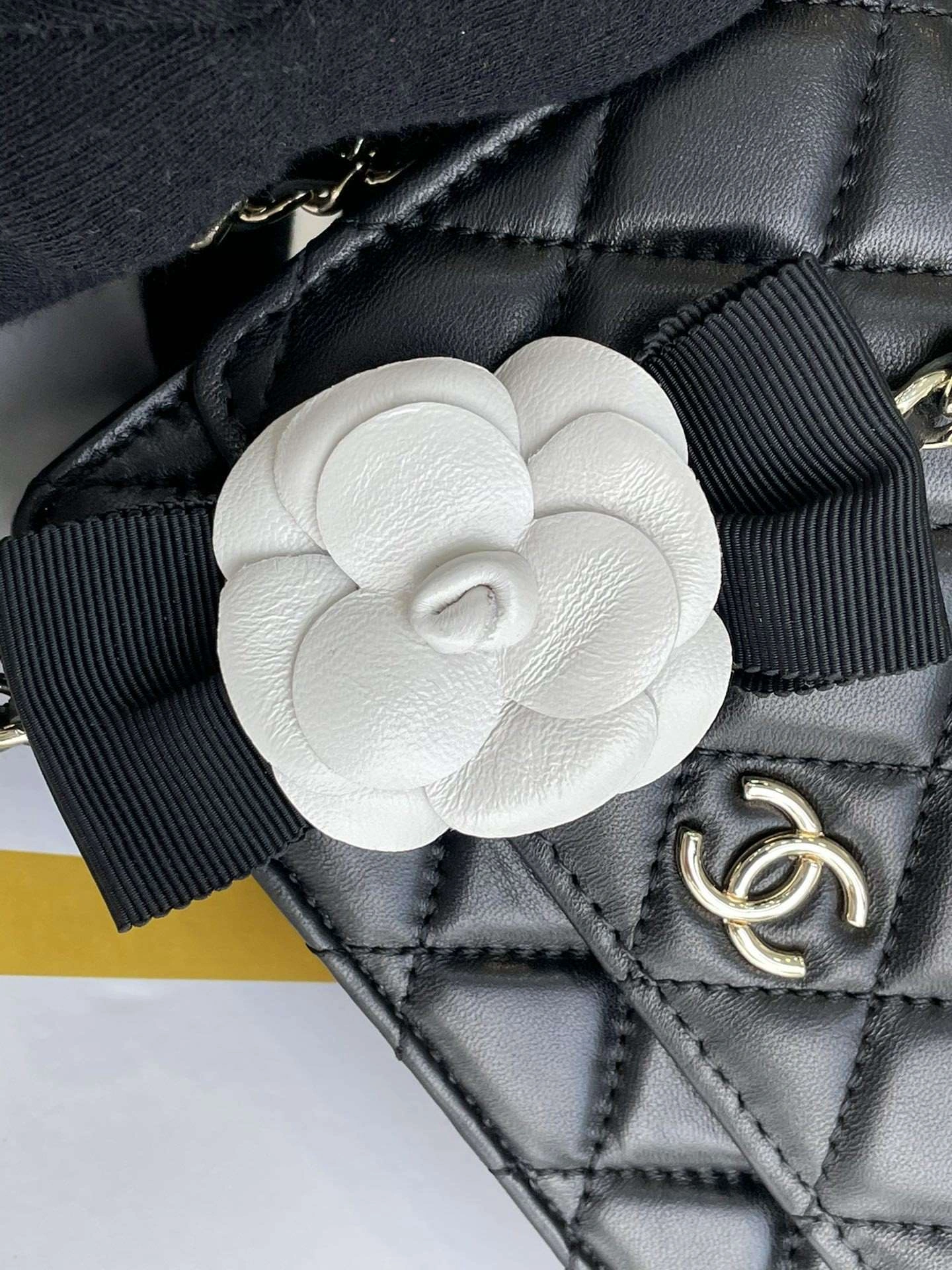 *MOMO---mini woc lambskin item : 00B78G2305