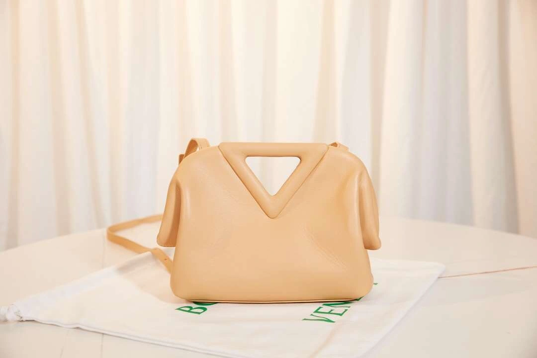 MOMO-- triangle 2021 2colour item：063B108E1012-2