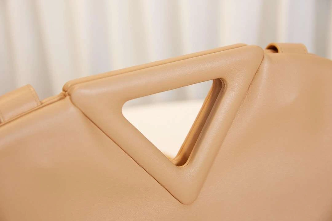 MOMO-- triangle 2021 2colour item：063B108E1012-2