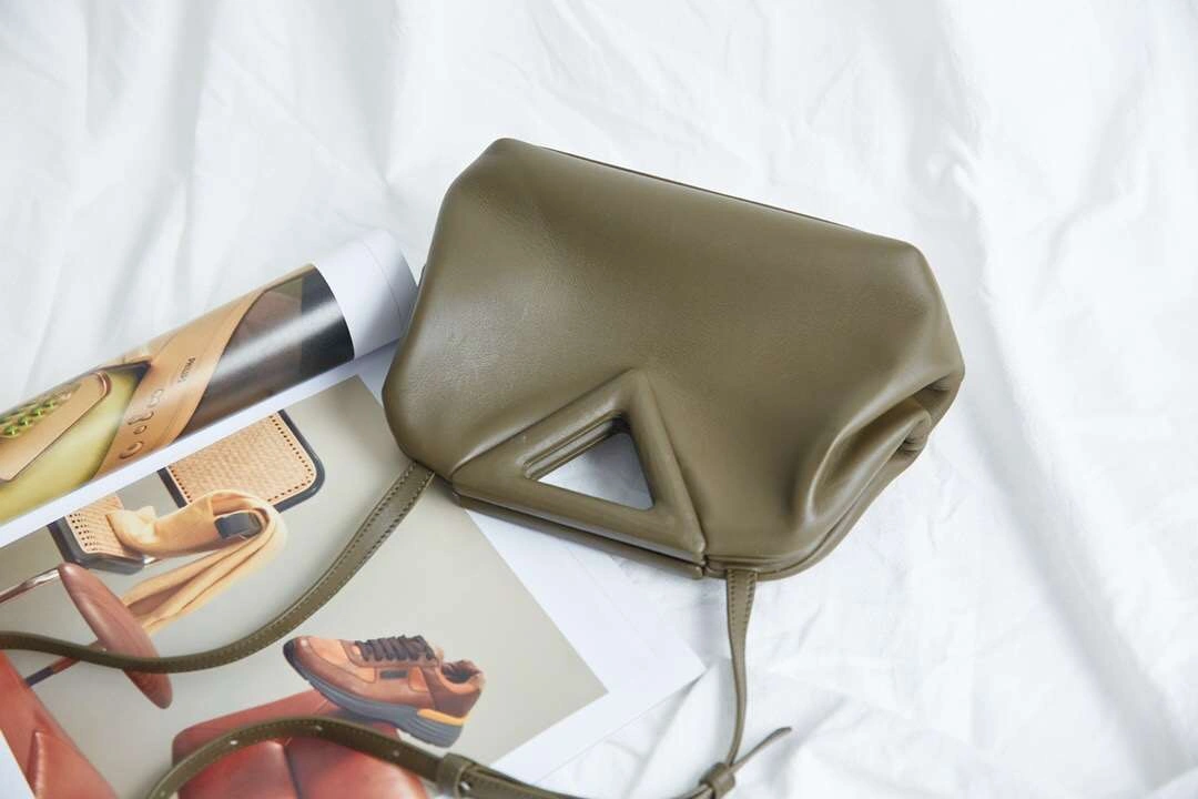 MOMO-- triangle 2021 3colour item：063B108E1011-3