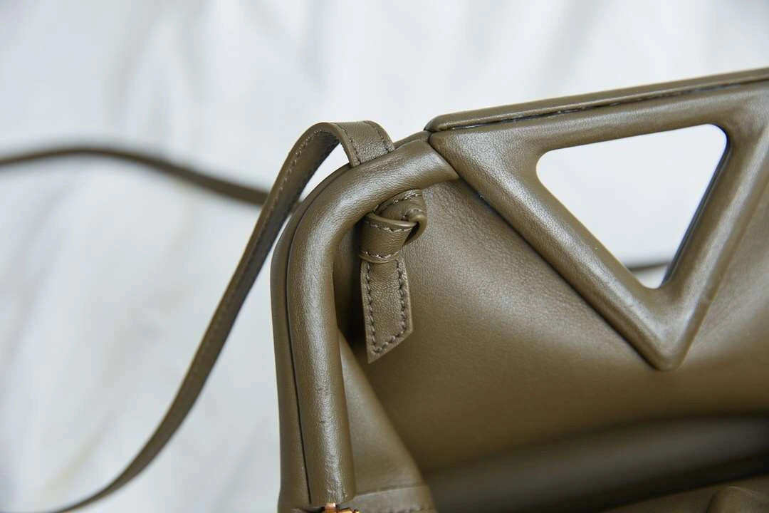 MOMO-- triangle 2021 3colour item：063B108E1011-3