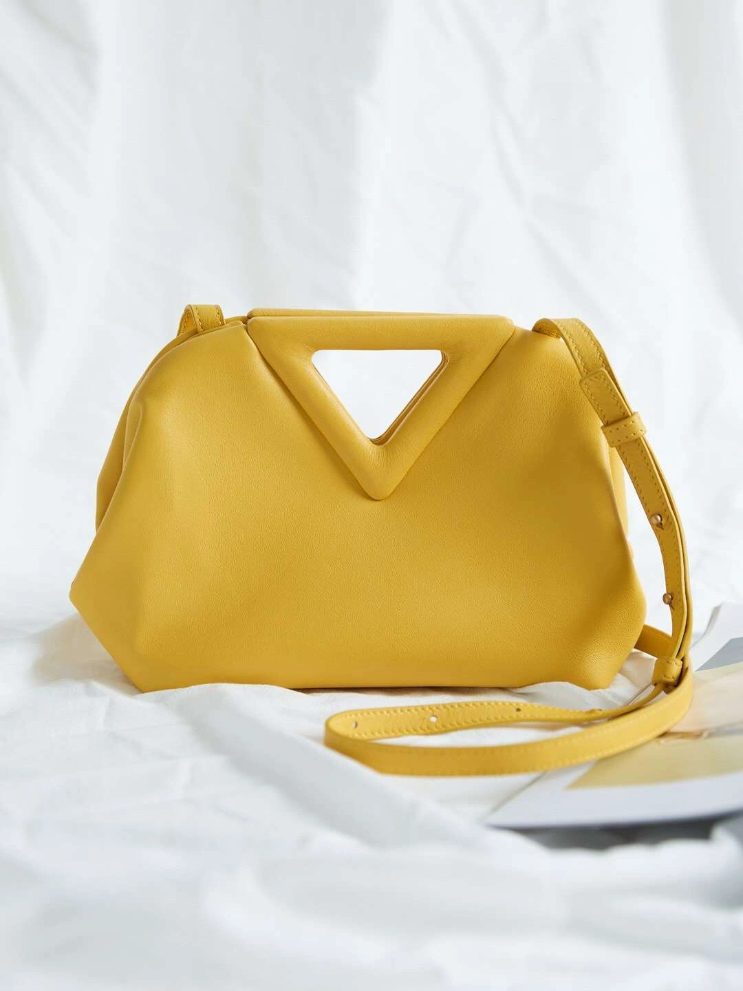 MOMO-- triangle 2021 3colour item：063B108E1011-3