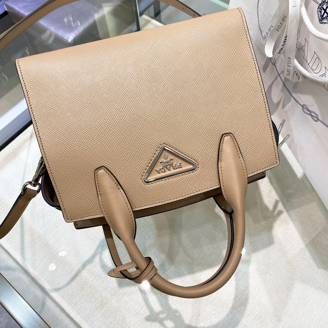 MOMO- 1BA297-2ERX-F0770-V-NO7 cowhide Kristen item : B-B598E1529W