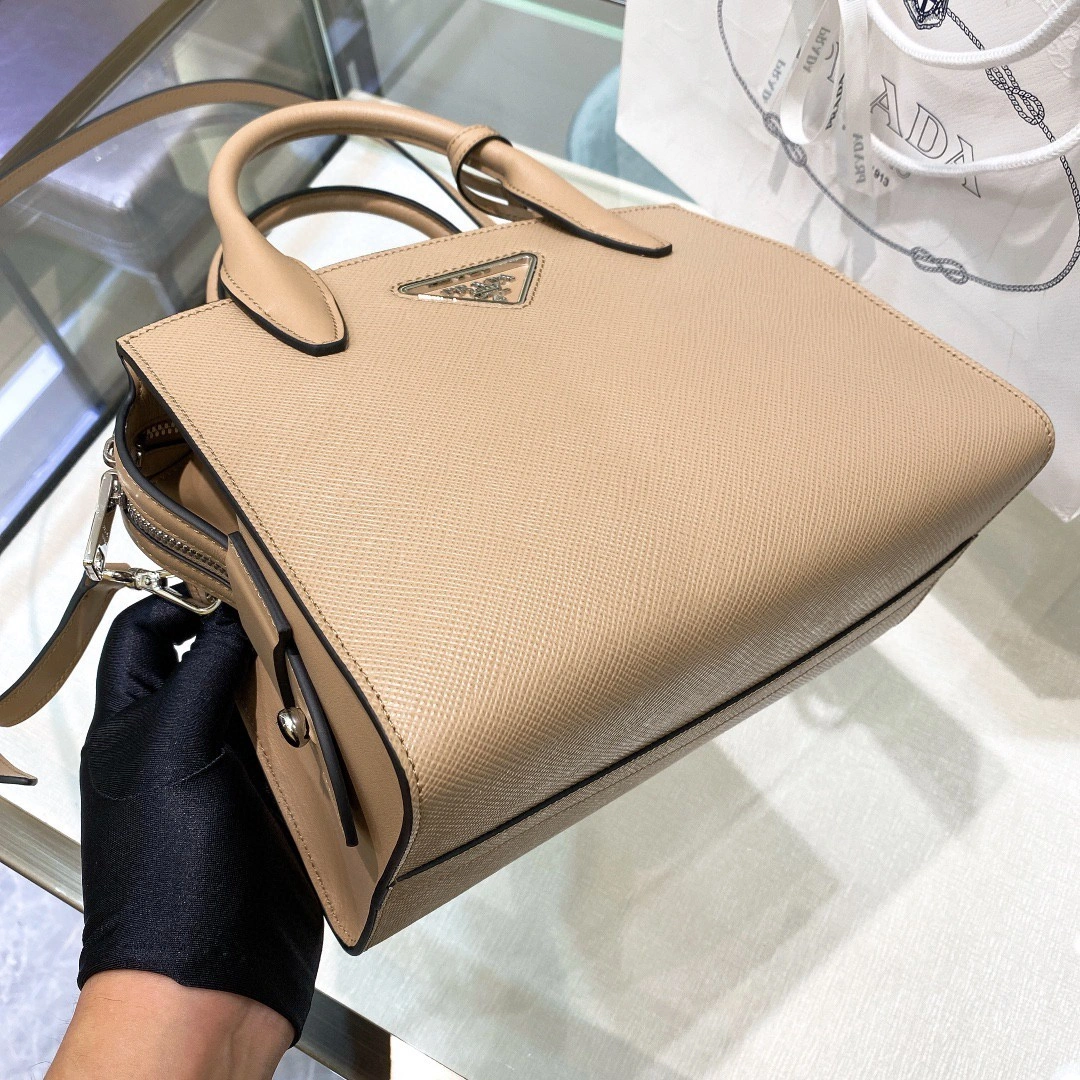 MOMO- 1BA297-2ERX-F0770-V-NO7 cowhide Kristen item : B-B598E1529W