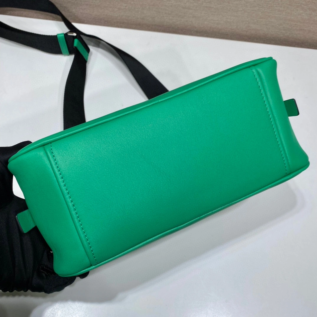 MOMO- 1BB082_2BYA_F0458_V_NEO calfskin item：B-B000E2418C