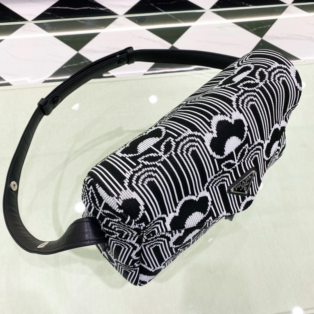 MOMO- 1BC165-2DX1-F02JQ cowhide Signaux item : B-B598E1509W