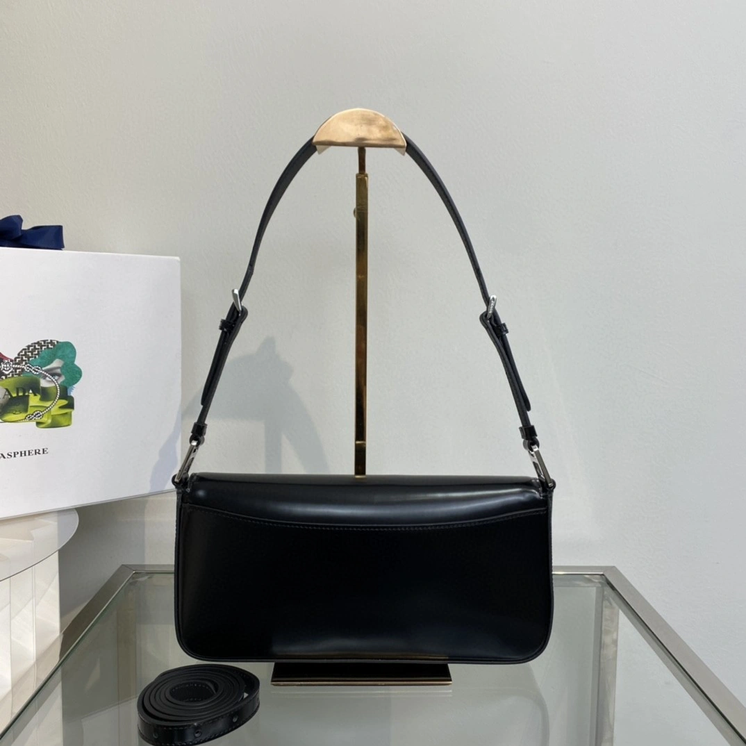 MOMO- 1BD323_VHO_OZO6F_0_002 Calfskin item : B-B063D1118