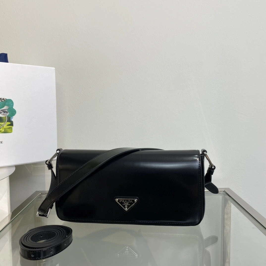 MOMO- 1BD323_VHO_OZO6F_0_002 Calfskin item : B-B063D1118