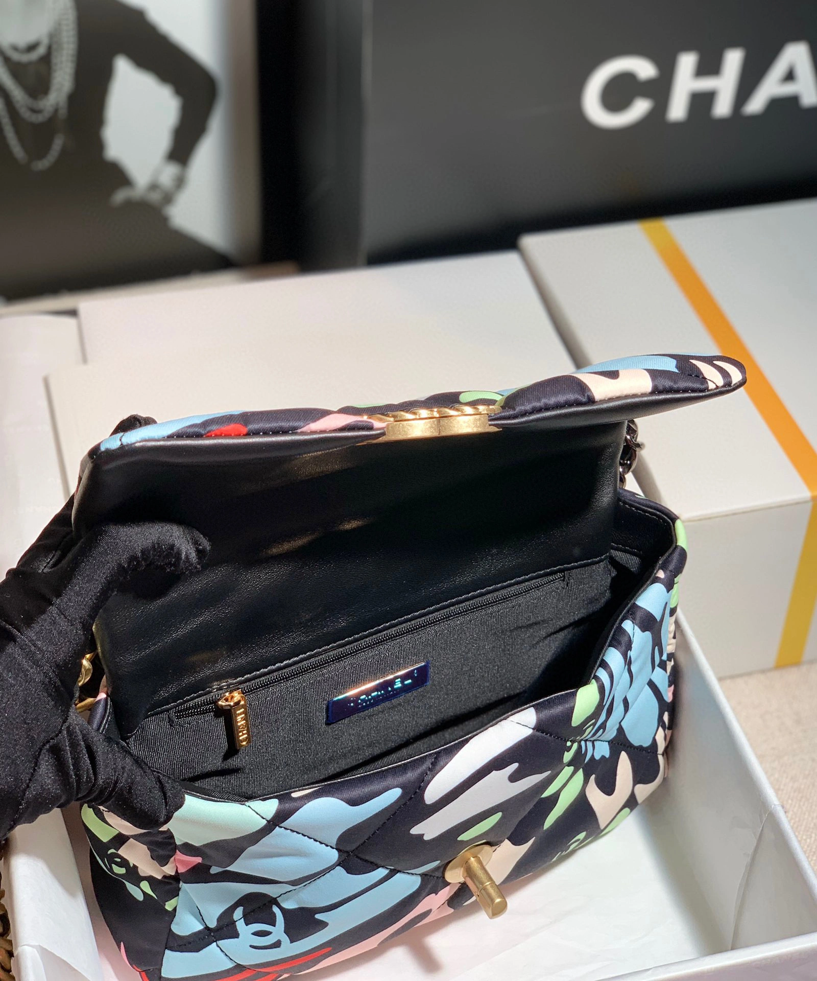MOMO- 2022 AS1160B08136NI255 22SS 19Bag item：B-B598E1504C