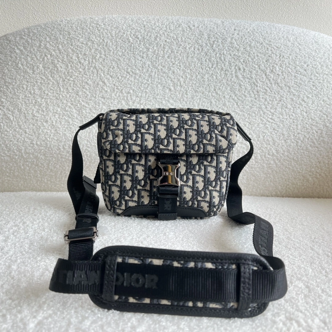 MOMO- 2ESWS001YKY-H27E item：C-B063H1704R